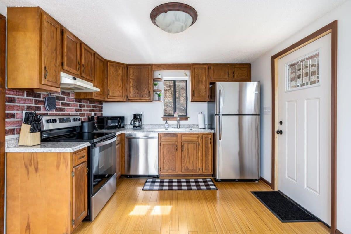 Modern Chalet Cabin W Hot Tub, Deck&Grill, & Wifi! Inwood Exterior foto