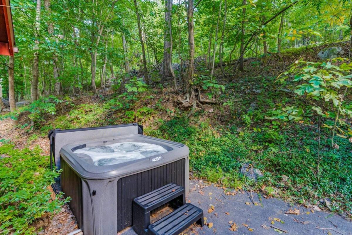 Modern Chalet Cabin W Hot Tub, Deck&Grill, & Wifi! Inwood Exterior foto