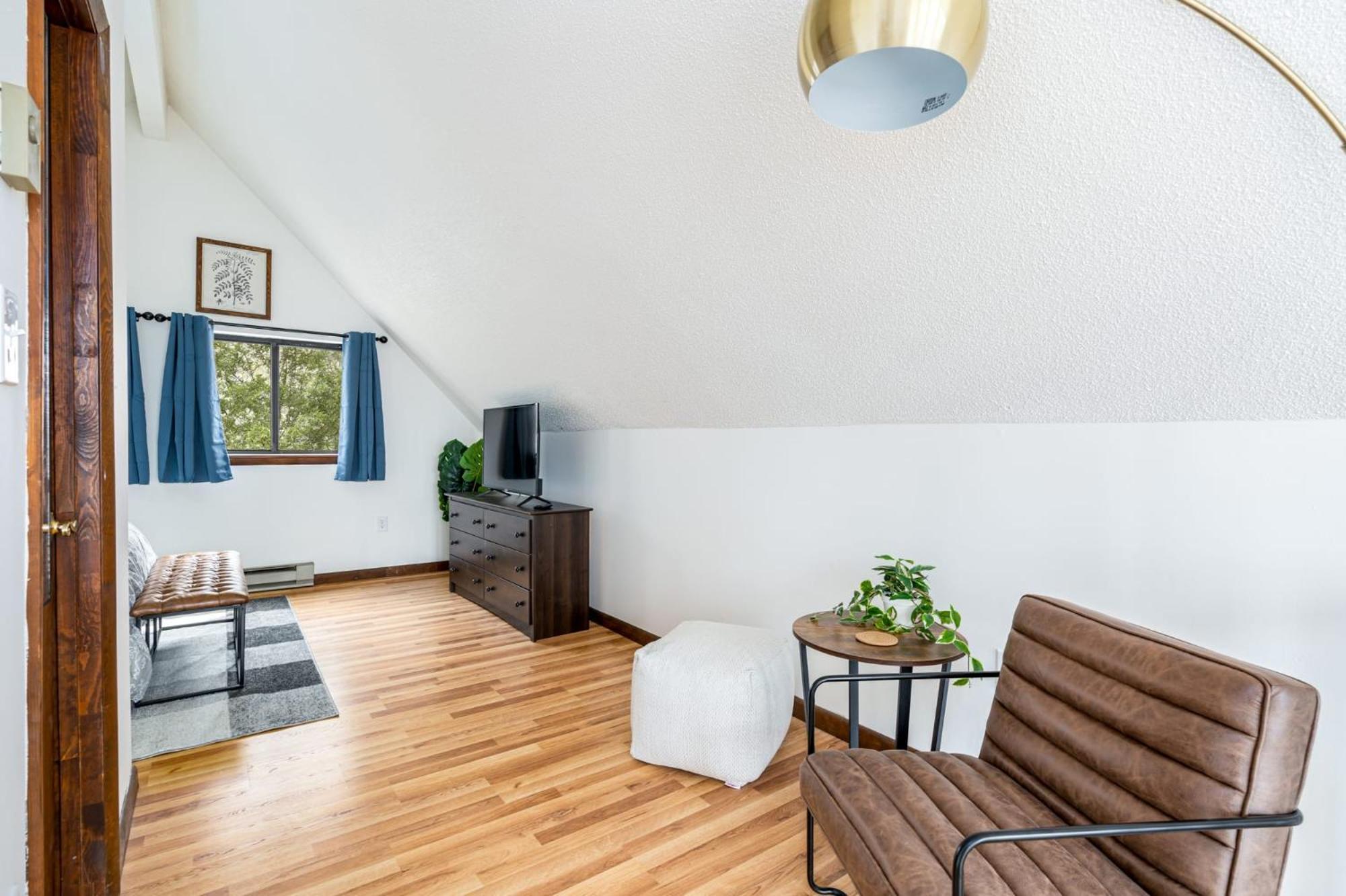 Modern Chalet Cabin W Hot Tub, Deck&Grill, & Wifi! Inwood Exterior foto